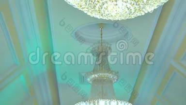 吊灯在餐厅的假日婚礼上，房间里的灯光由一盏漂亮的吊灯装饰而成